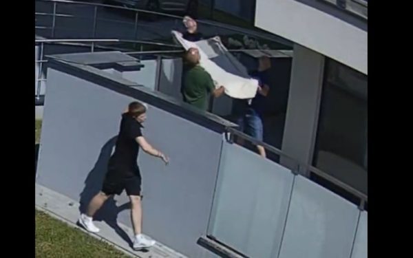 Trei polonezi prind în plasă un copil, salvare de la etajul 5