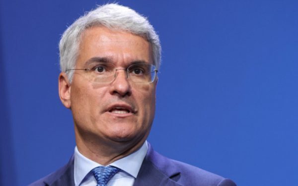 PÎSLARU TRIMITE LEGEA SALARIZĂRII LA COTROCENI
