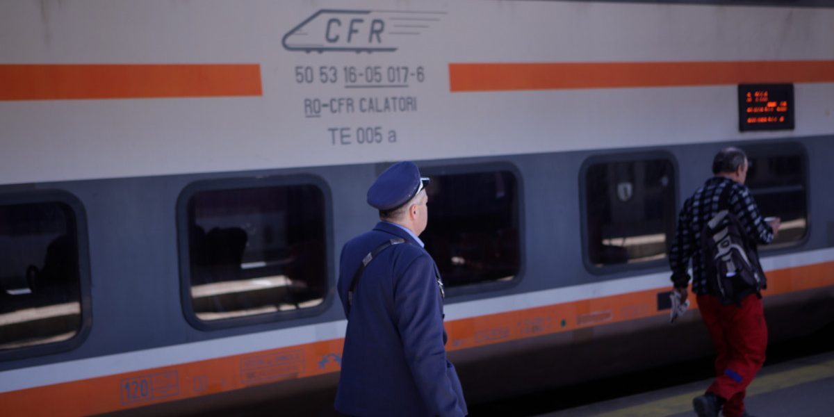 CFR SA pe butuci: Angajații riscă să nu-și ia salariile