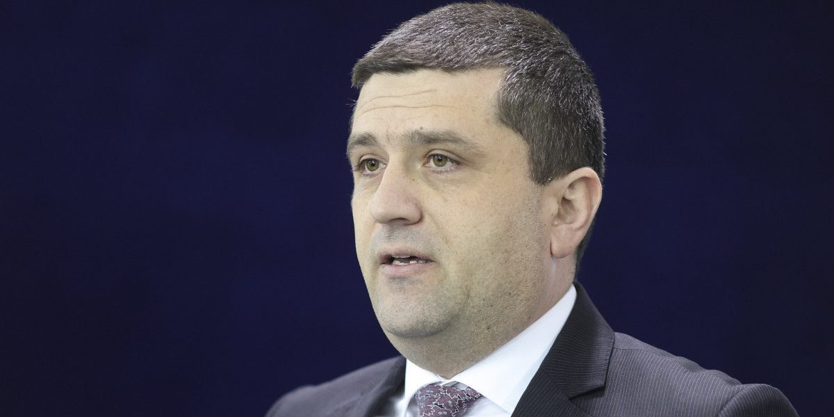 Grindeanu, ironizat de Miruță la autostradă: Ceasul la mână sau în buzunar