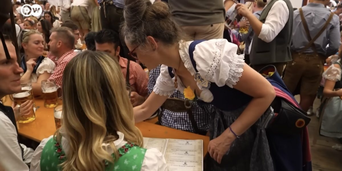 Politician german de extremă dreaptă, căutat pentru șampanie de Oktoberfest