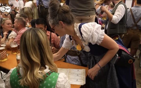Politician german de extremă dreaptă, căutat pentru șampanie de Oktoberfest