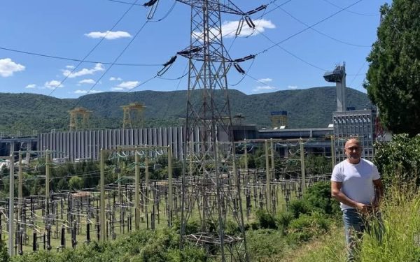 România: lumină ieftină la export, întuneric scump la import