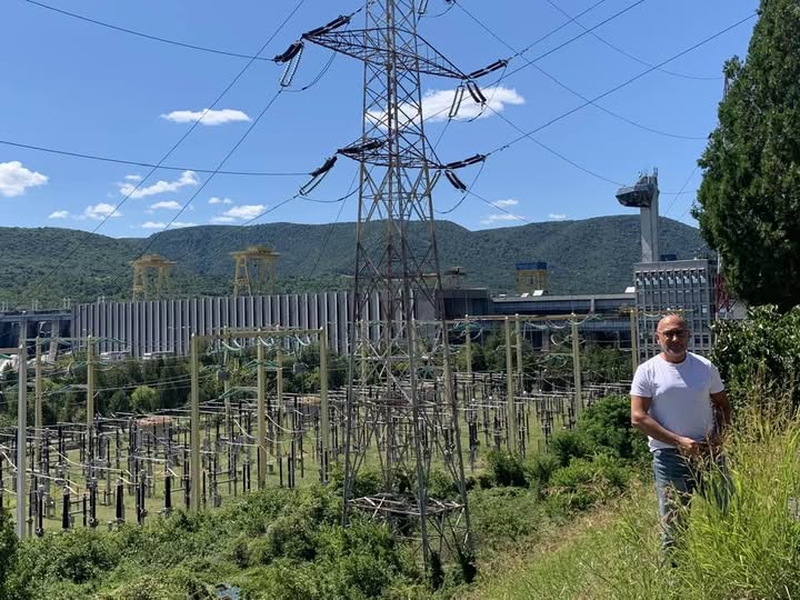 România: lumină ieftină la export, întuneric scump la import