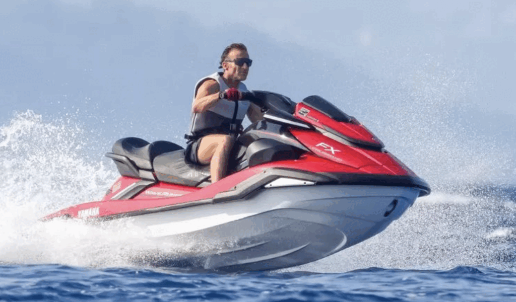 Macron pe jet-ski: O imagine a președintelui francez, polemică în Franța