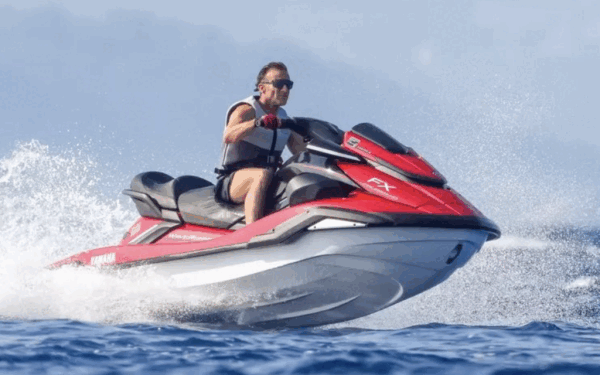 Macron pe jet-ski: O imagine a președintelui francez, polemică în Franța