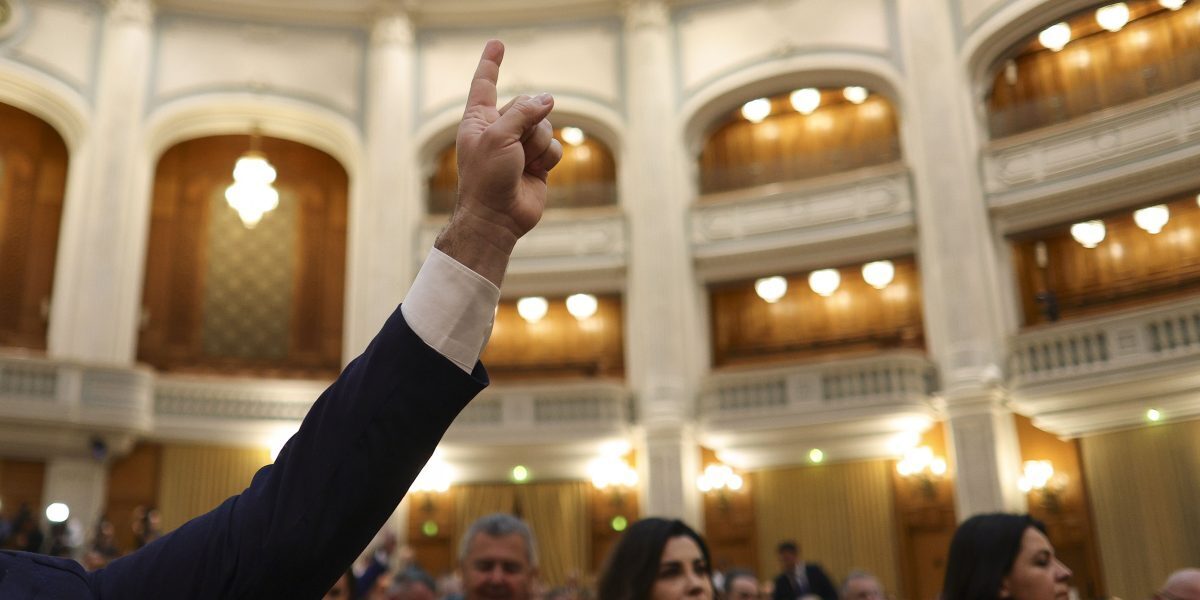 Parlamentul dezbate urgent scutirea consilierilor de incompatibilitate