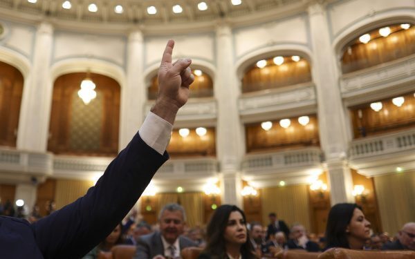 Parlamentul dezbate urgent scutirea consilierilor de incompatibilitate