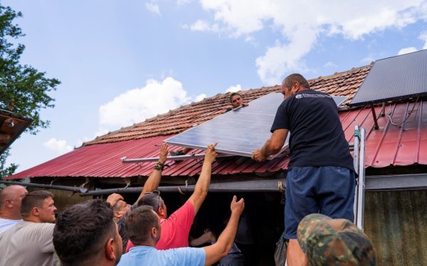 Lumină în casele a 26 de familii, prin proiectul Energie pentru Viață