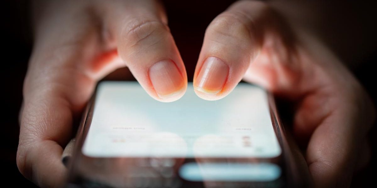 Româncă prinsă în escrocherie: 45.000 de euro pierduți din cauza unui mesaj pe WhatsApp