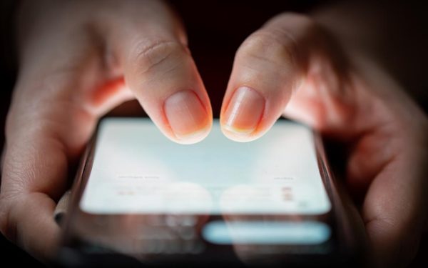 Româncă prinsă în escrocherie: 45.000 de euro pierduți din cauza unui mesaj pe WhatsApp