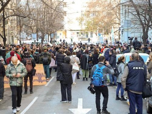 UE: Tăieri masive de fonduri strangulează societatea civilă mondială