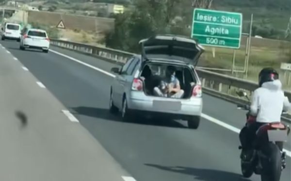 Accident A1 Sibiu: Tinerii filmați în portbagaj, manevră periculoasă