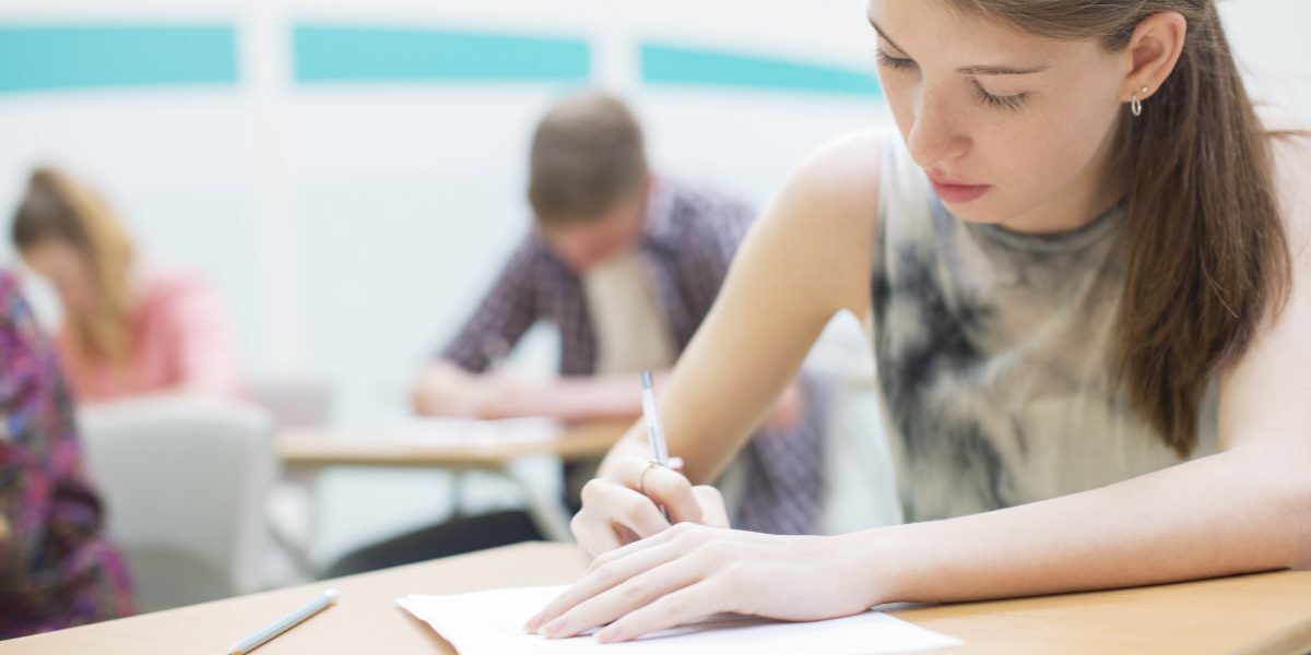 Bac 2026: Peste 33.000 candidați la probe, ora primului examen
