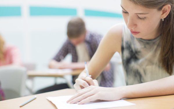 Bac 2026: Peste 33.000 candidați la probe, ora primului examen