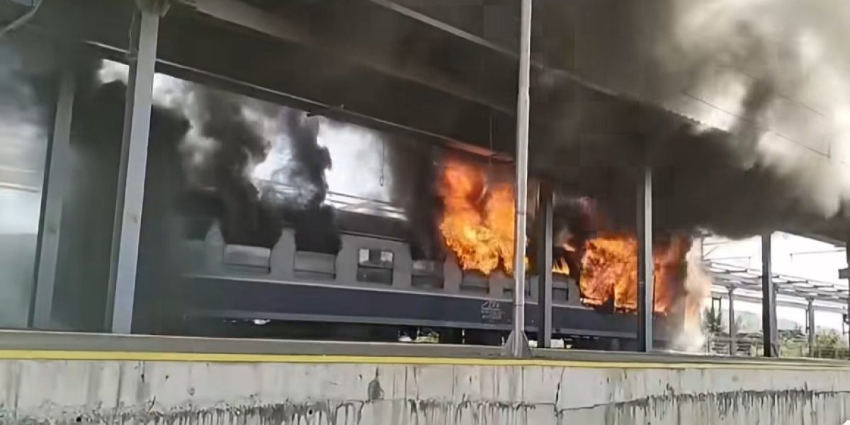 Vagon în flăcări în gară. Anunțul CFR