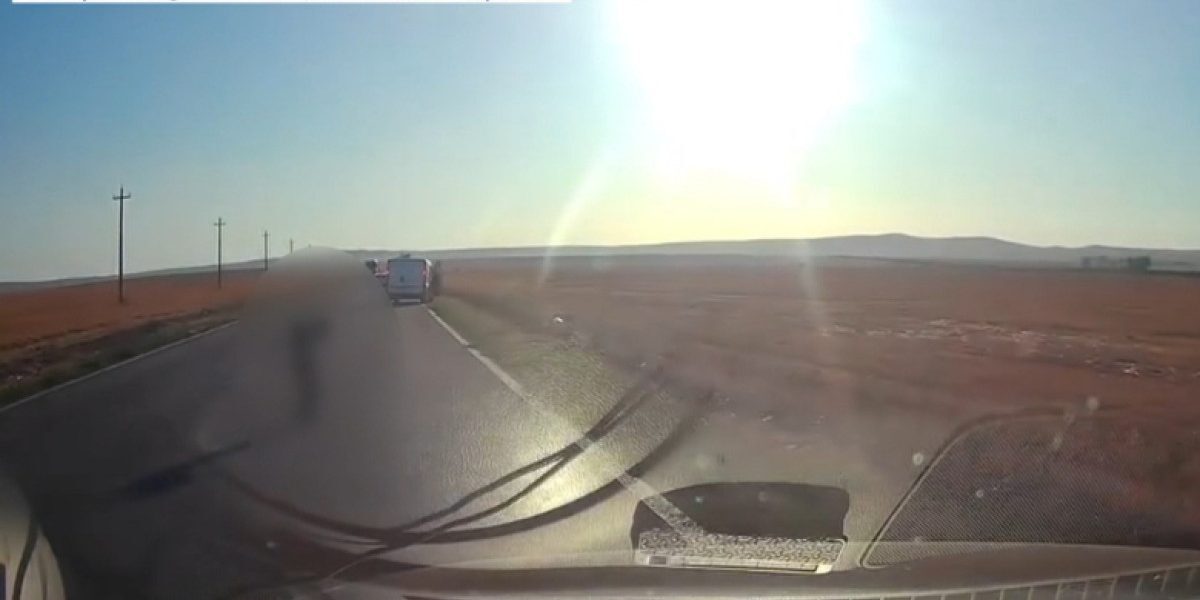 Copil căzut din dubă, salvat de un TIR în Tulcea