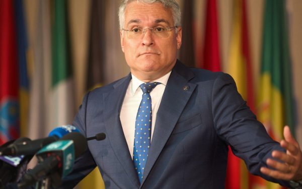 PÎSLARU: Încă 2 săptămâni de negocieri salariale, nu la Parlament