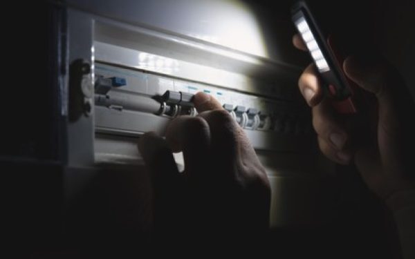 România, pe marginea prăpastiei: Blackout și raționalizări, avertizează experții