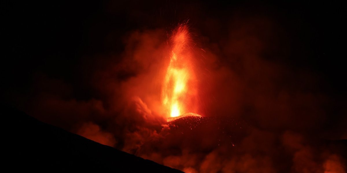 ETNA în foc: Aeroportul Catania, închis parțial, zboruri deviate