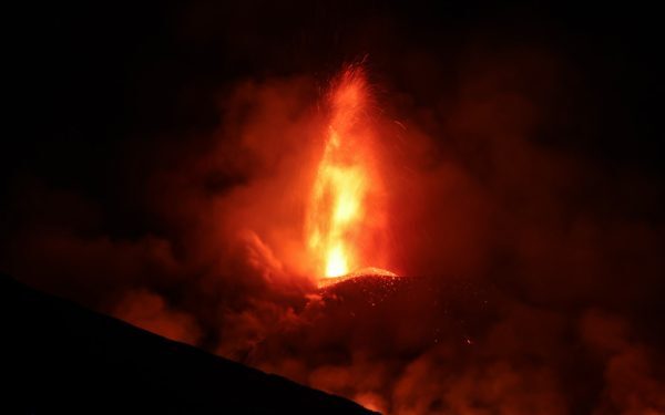 ETNA în foc: Aeroportul Catania, închis parțial, zboruri deviate