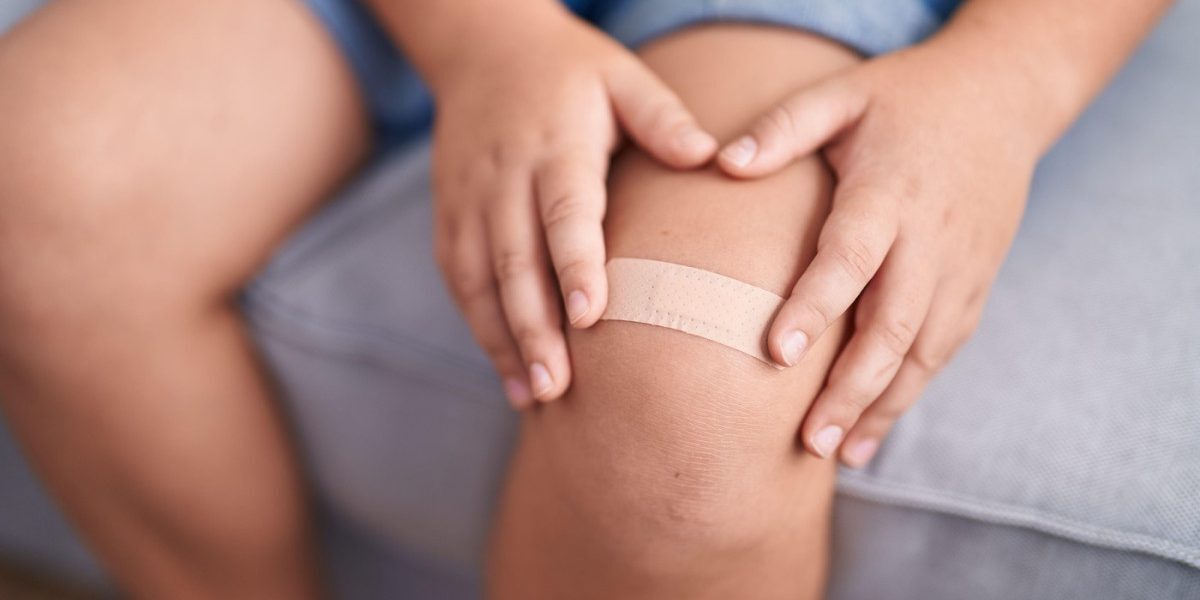 Botoșani: Plasture blestemat! Copil de 6 ani în comă după ce sora i-a pus bandaj