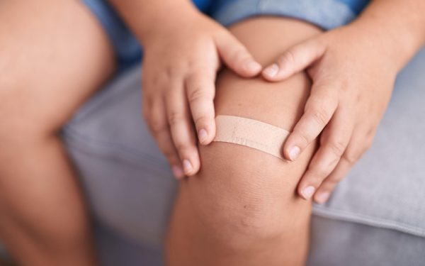Botoșani: Plasture blestemat! Copil de 6 ani în comă după ce sora i-a pus bandaj