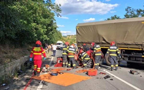 Tragedie pe A0: Mașină strivită între TIR-uri, șofer mort