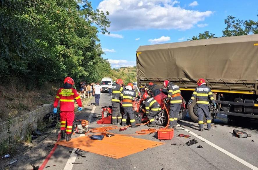 Tragedie pe A0: Mașină strivită între TIR-uri, șofer mort