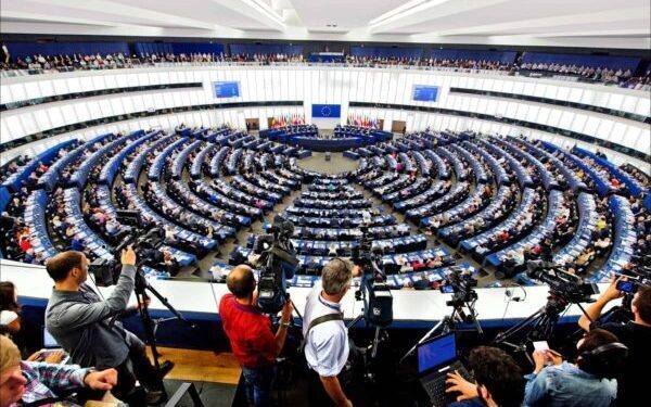 România sub lupă: UE cere înghețarea fondurilor. Stop check-ului în alb