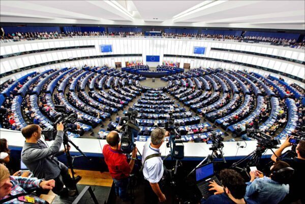 România sub lupă: UE cere înghețarea fondurilor. Stop check-ului în alb