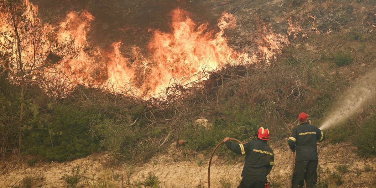 Halkidiki sub flăcări: Turiști evacuați pe mare, sute de pompieri luptă cu incendiul