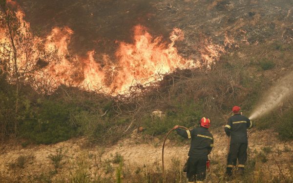 Halkidiki sub flăcări: Turiști evacuați pe mare, sute de pompieri luptă cu incendiul