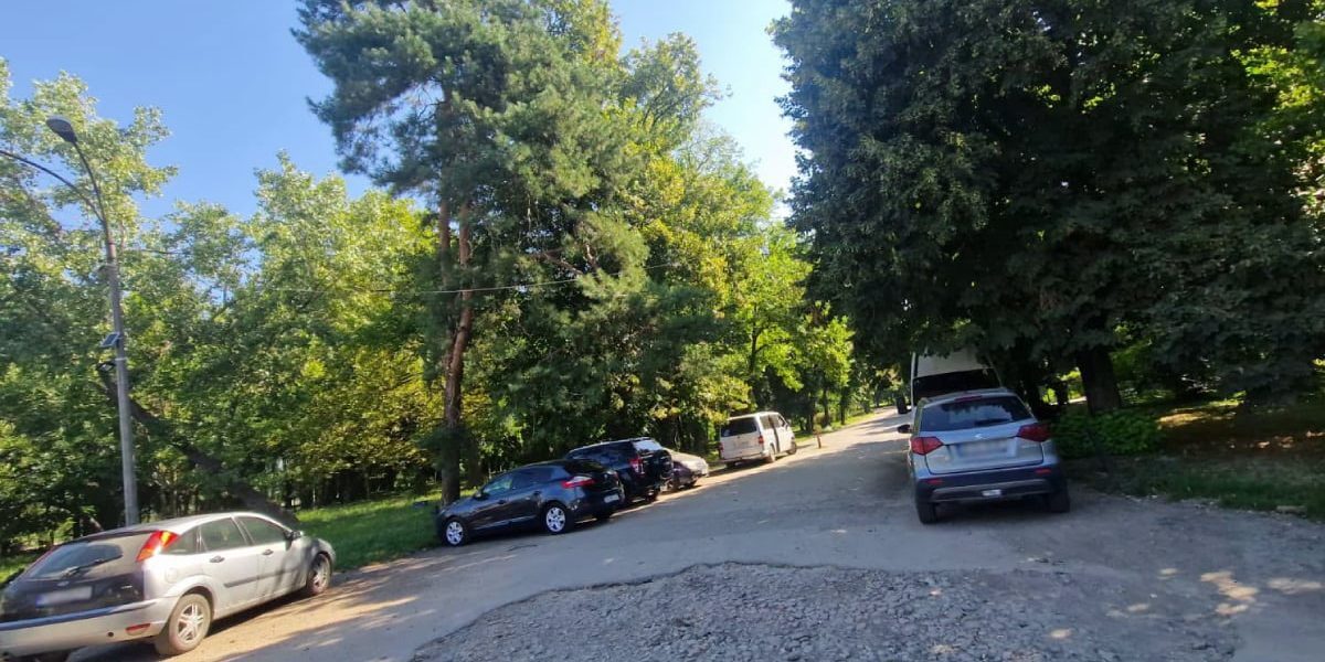 Parcări noi și zonă pietonală, acces controlat