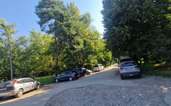 Parcări noi și zonă pietonală, acces controlat