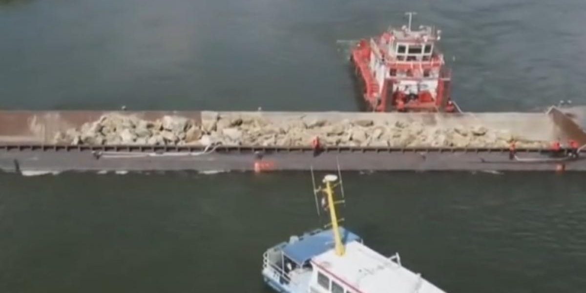 Dunărea: Încă două barje scufundate. Apele Române: Câștigăm timp prețios