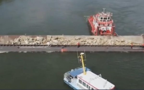 Dunărea: Încă două barje scufundate. Apele Române: Câștigăm timp prețios