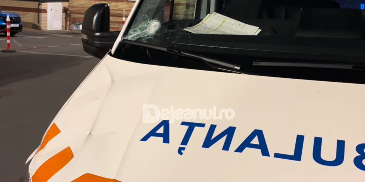 Ambulanță atacată la Cluj din cauza zvonurilor pe TikTok. Șofer rănit