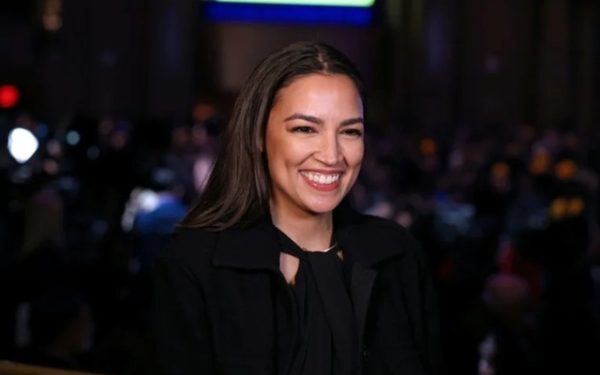 AOC, viitoare președintă? Își congelează ovule pentru 2028