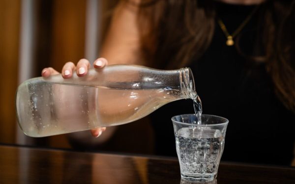 Caniculă: Cum eviți deshidratarea cu paharul de apă la oră