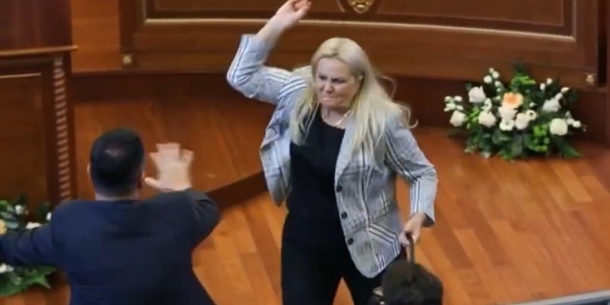 Parlamentar kosovar, atacată cu ouă de o deputată: Rușine