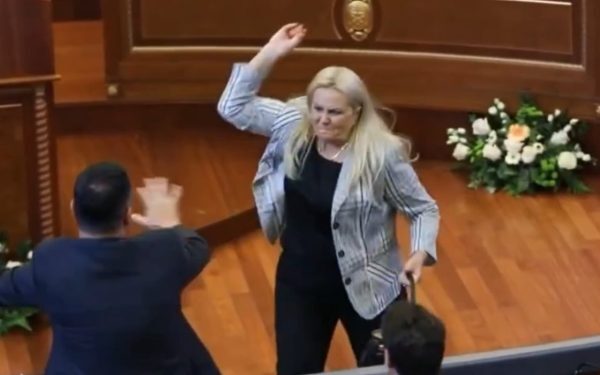 Parlamentar kosovar, atacată cu ouă de o deputată: Rușine