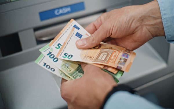 Bancnote false: Atenție la restul primit în străinătate