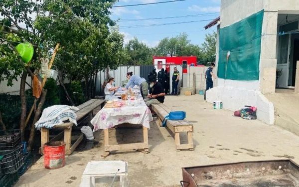 Olt: 27 de vârstnici, scoși din azil improvizat, viață chinuită