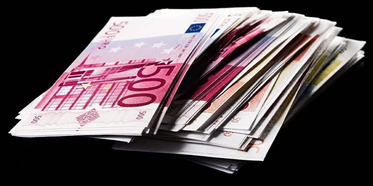 Bancher milionar, furt enorm: returnează averea în 208 ani