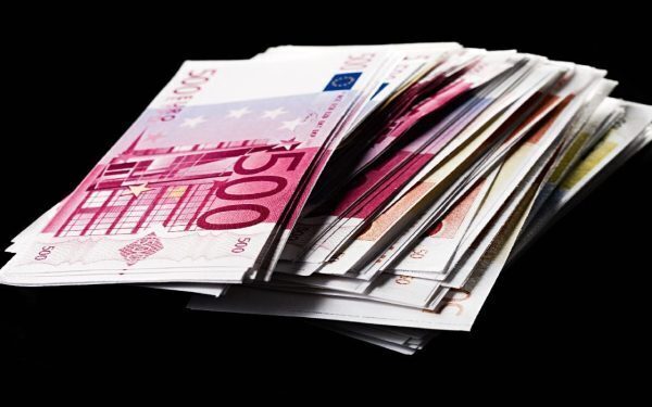 Bancher milionar, furt enorm: returnează averea în 208 ani