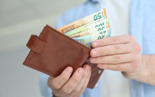 Elveția cheamă muncitori: Salarii de 8.900 euro în construcții