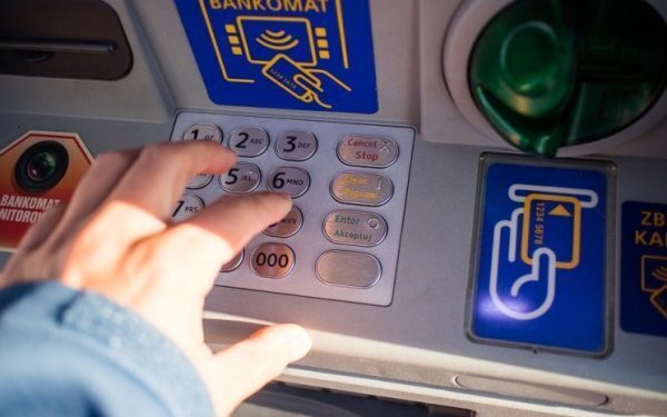 Frații din Brașov, prădători IT, prinși în Italia cu ascunzătoare secretă