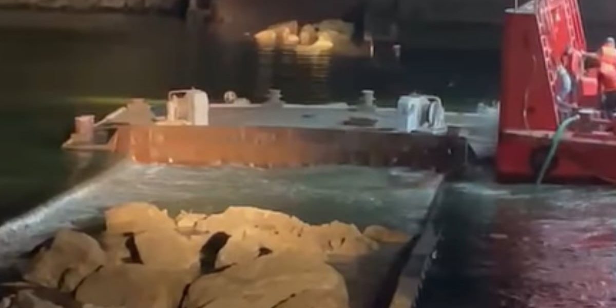 Dunărea: Două barje scufundate controlat, operațiune de 11 ore
