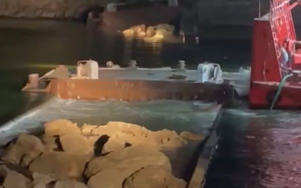 Dunărea: Două barje scufundate controlat, operațiune de 11 ore